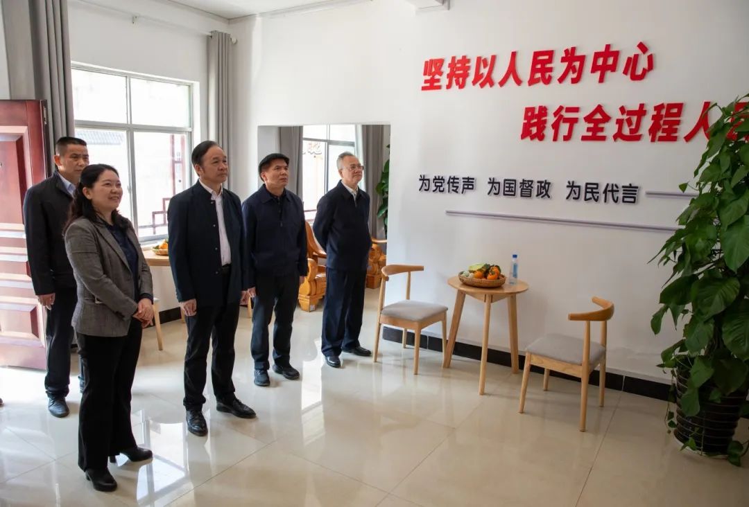 周武红到田林县开展十四届全国人大二次会议精神宣讲和人大工作调研