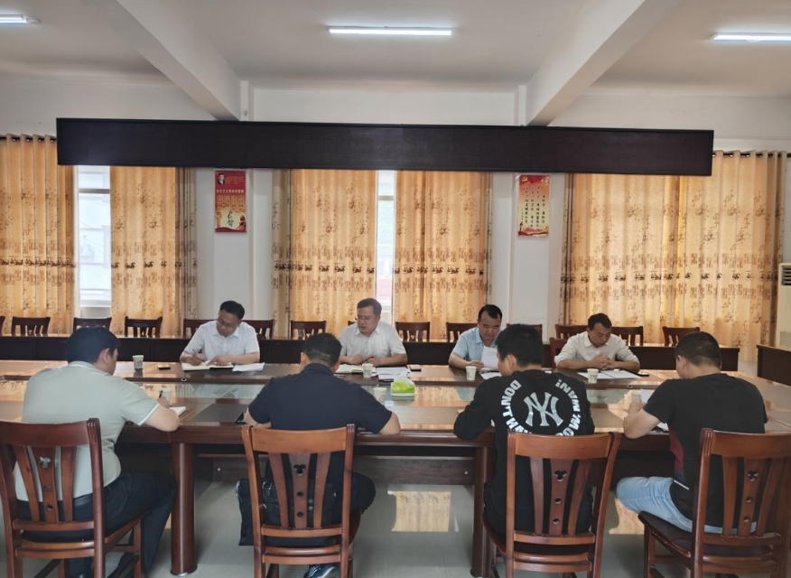 凌云县人大常委会副主任游本文到逻楼镇开展全县已征收闲置土地管理