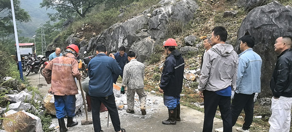 都安乡人大代表心系群众及时消除交通安全隐患