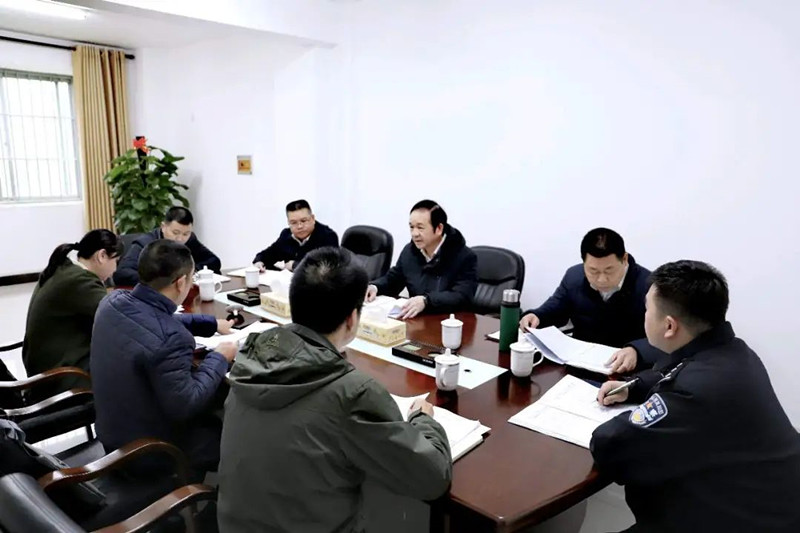周武红组织召开关于全市公安机关打击治理电信网络诈骗工作情况专题调研前集中学习会议