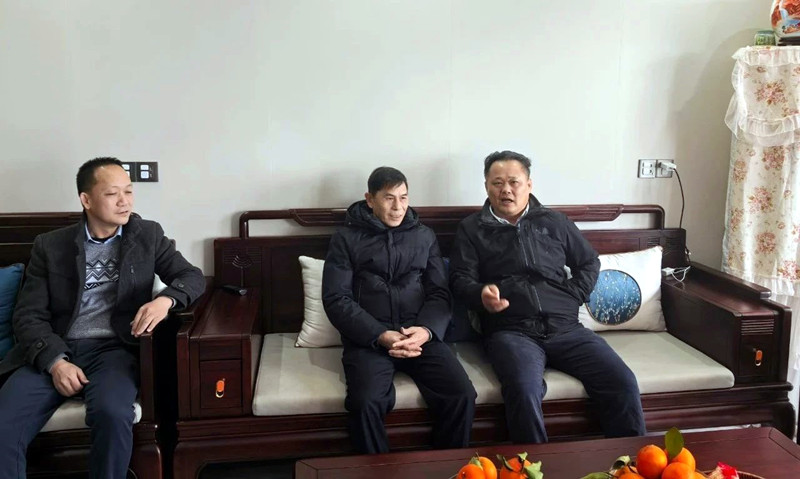 李荣能走访看望全国人大代表