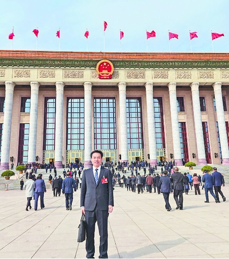 参加2025年全国两会的谭国鹤。（百色人大供图）.jpg