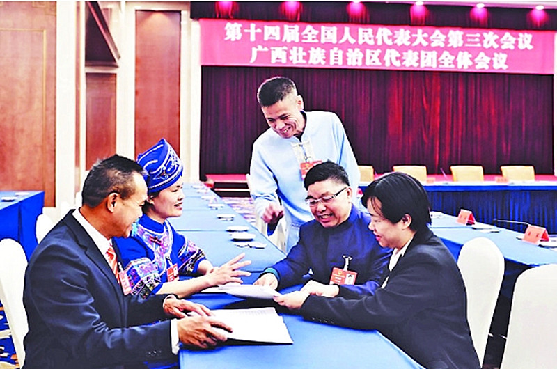 陆弟敏（右二）与其他代表在讨论重点建议提交资料。（受访者提供）.jpg