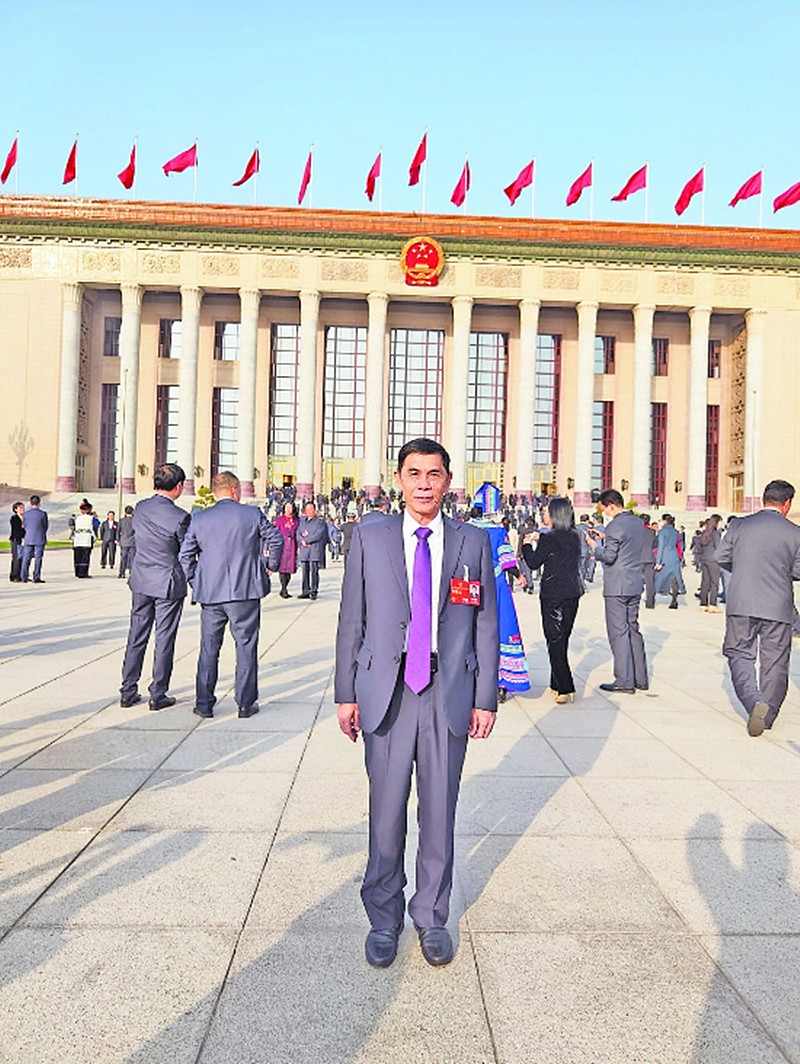 在京参加2025年全国两会的罗朝阳。（百色市人大供图）.jpg