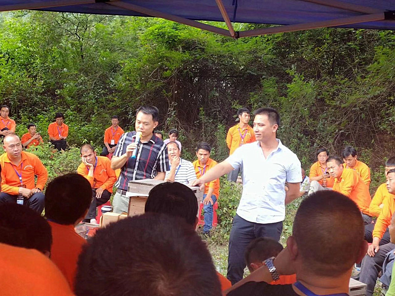 莫晓战代表（左）在给群众进行养蜂技术培训.jpg