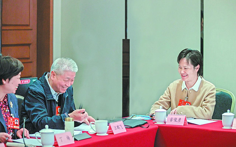 3月5日，小组会议间隙，住桂全国政协委员古俊彦与其他政协委员就政协常委会工作报告和提案工作情况报告交流意见。□广西云-广西日报特派记者 何学俏 摄.jpg