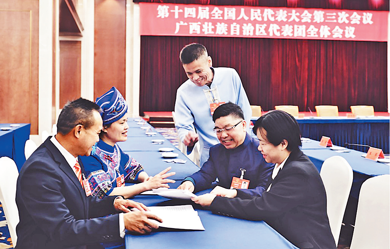 陆弟敏（右二）与其他代表在讨论重点建议提交资料。（受访者提供）.png