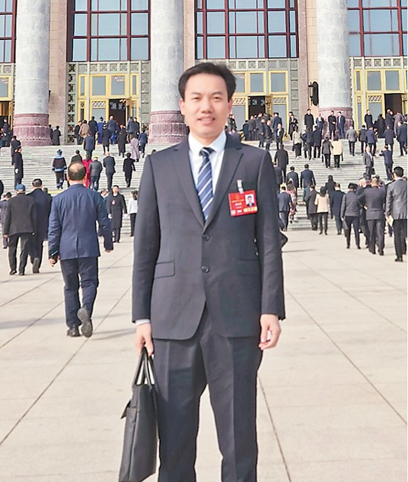 参加2025年全国两会的谭国鹤。（百色人大供图）.png