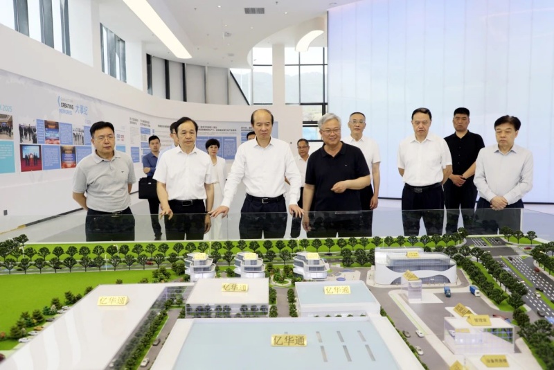 黄伟京率自治区人大常委会调研组到我市开展专题调研