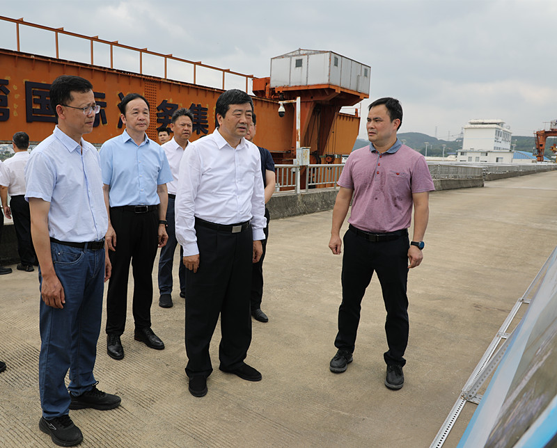 1H4A3681图为在田东鱼梁航运枢纽船闸调研。.JPG