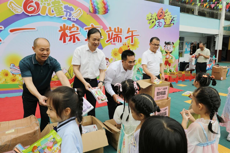 周武红开展“六一”儿童节慰问活动