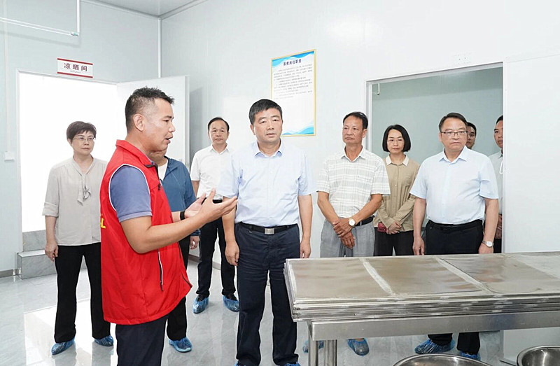 方春明在德保县燕峒乡保堂村村部白皮紫薯加工基地调研.jpg
