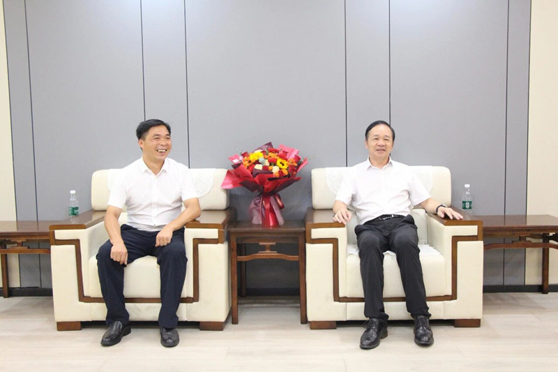 周武红在百色城区看望慰问优秀教师代表