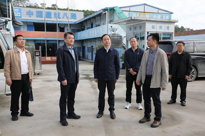 周武红到右江区开展壮大实体经济推动高质量发展调研服务工作