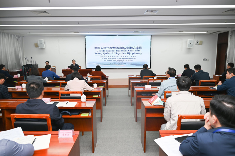 周武红为越南高平省、宣光省领导干部人工智能专题培训班学员授课