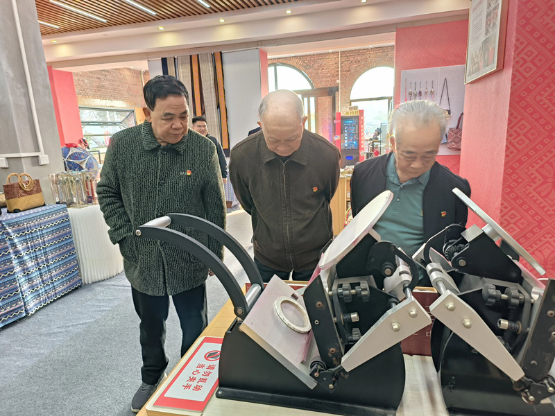 市人大机关党委组织离退休党员干部开展主题党日活动